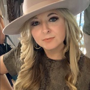 Meet your Posher, Cynthia